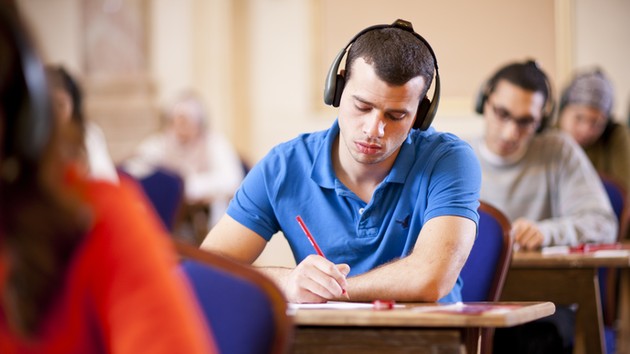 Latihan Listening TOEFL dengan Subtitle: Efektif atau Tidak?