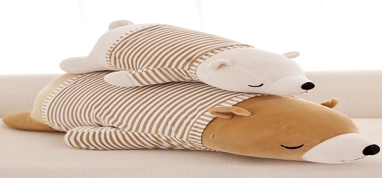 Mengapa Wanita Suka Memeluk Boneka Ketika Tidur?