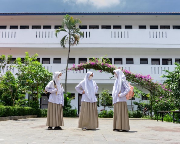 Pengaruh Lingkungan Sekolah terhadap Pembentukan Karakter Siswa di SMA Islam Al Masoem Bandung